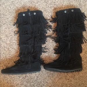 Minnetonka Moccasin 5 tier black Boots